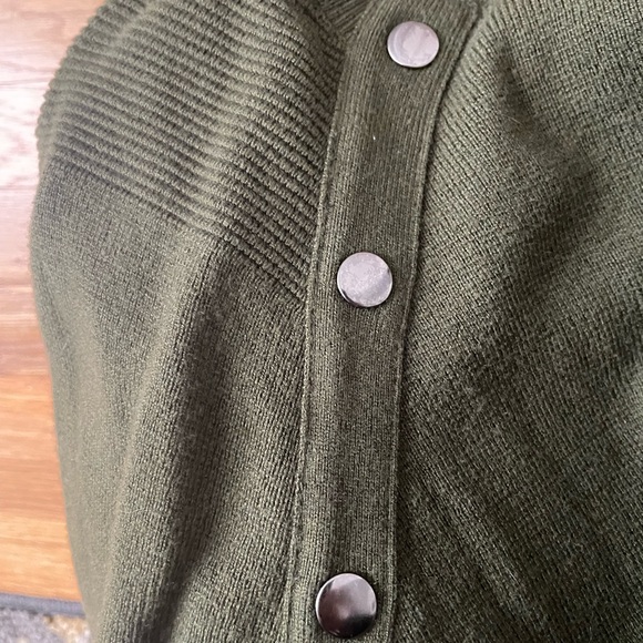 ANN TAYLOR unique Button Detail Olive Green Sweater In LP/PETITE - Picture 3 of 6